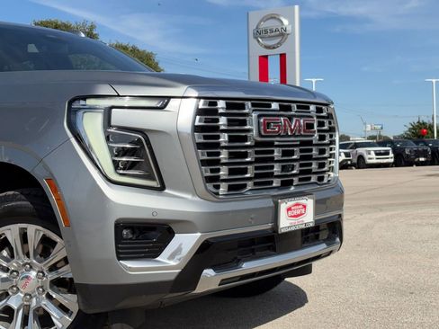 Used 2025 GMC Yukon Denali AWD/4WD image 3