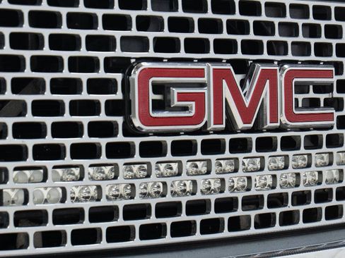 Used 2016 GMC Sierra 2500 Denali w/ Duramax Plus Package AWD/4WD image 11