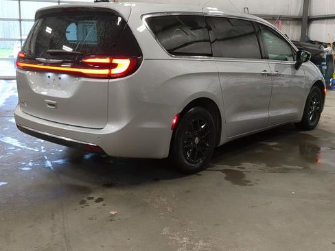 Used 2024 Chrysler Pacifica Touring-L FWD image 3