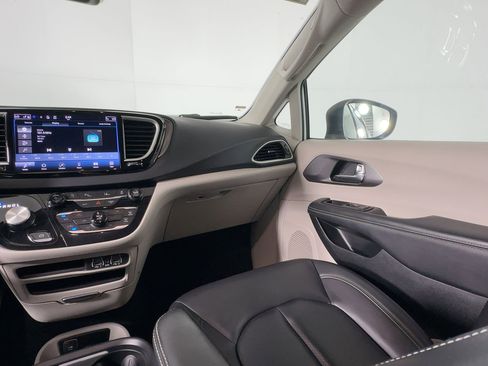 Used 2023 Chrysler Pacifica Touring-L image 26