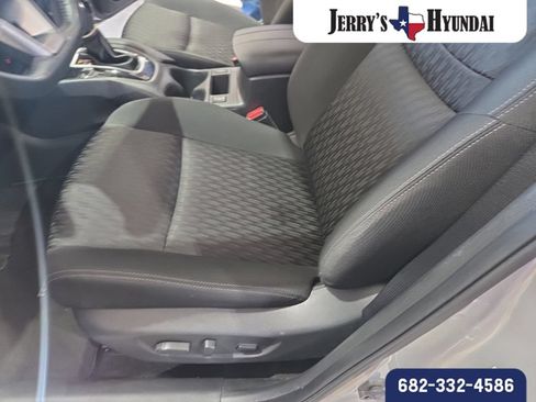 Used 2018 Nissan Rogue SV w/ Premium Package FWD image 7
