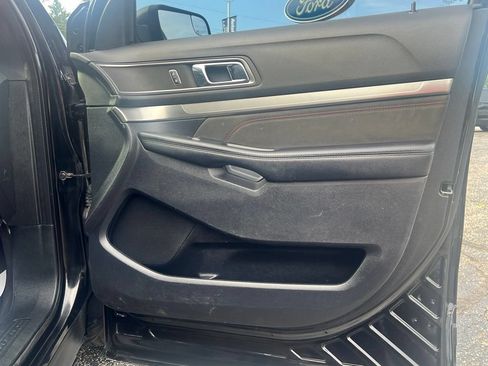 Used 2018 Ford Explorer XLT w/ Equipment Group 202A AWD/4WD image 38