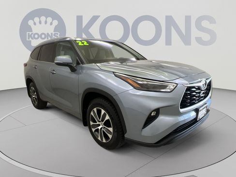 Used 2022 Toyota Highlander XLE AWD/4WD image 2