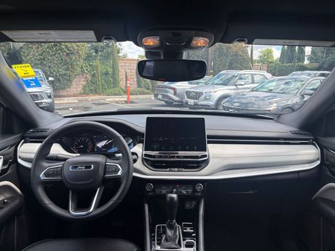 Used 2025 Jeep Compass Limited image 34