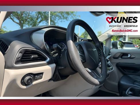 Used 2023 Chrysler Pacifica Touring-L FWD image 18