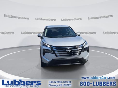 Used 2025 Nissan Rogue SV image 3