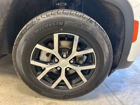 Used 2023 Jeep Grand Cherokee Limited image 4