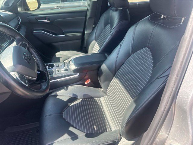 Used 2022 Toyota Highlander XSE AWD/4WD image 6