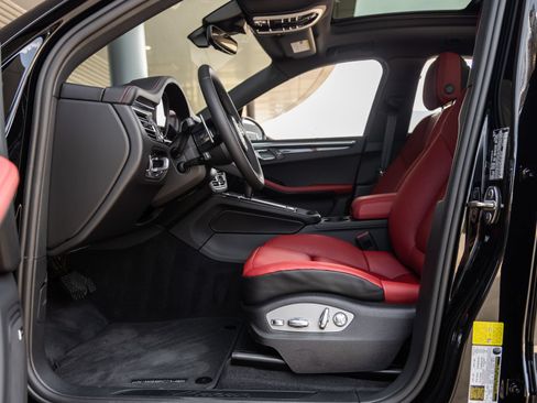 Certified 2025 Porsche Macan AWD/4WD image 23