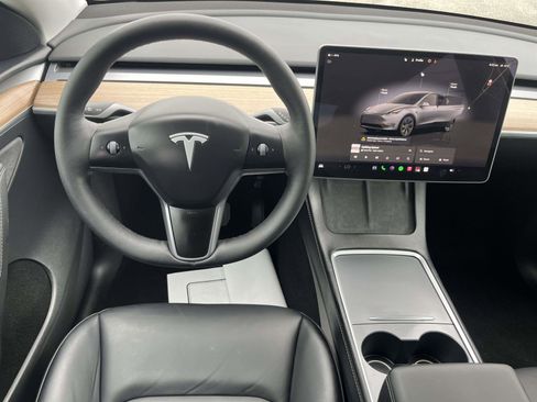 Used 2025 Tesla Model Y Long Range AWD/4WD image 9