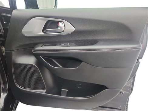 Used 2019 Chrysler Pacifica Touring Plus w/ Advanced Safetytec Group image 23