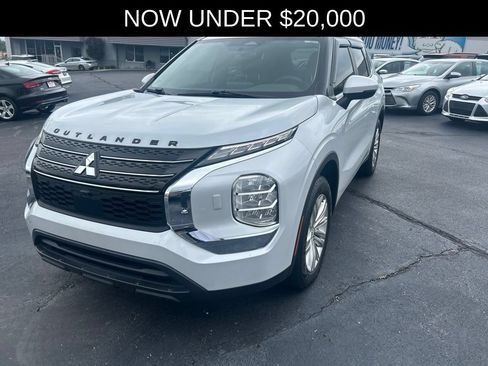 Used 2022 Mitsubishi Outlander ES AWD/4WD image 2