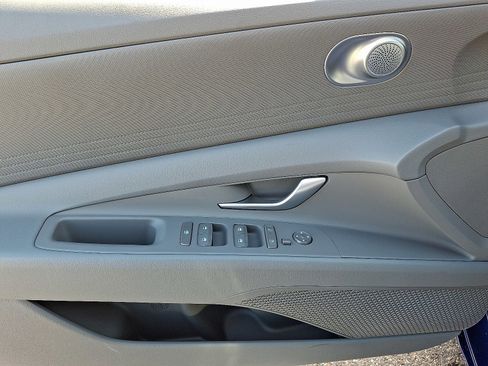 Certified 2025 Hyundai Elantra SE image 12
