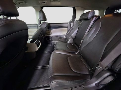 Used 2025 Kia Carnival FWD image 27