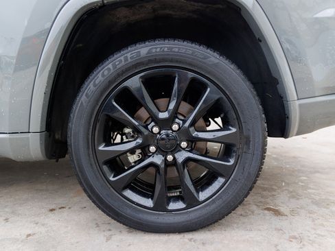 Used 2022 Jeep Grand Cherokee Laredo X image 12