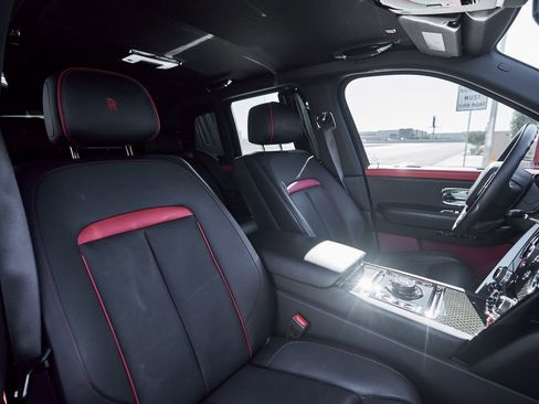 Used 2022 Rolls-Royce Cullinan Black Badge image 43