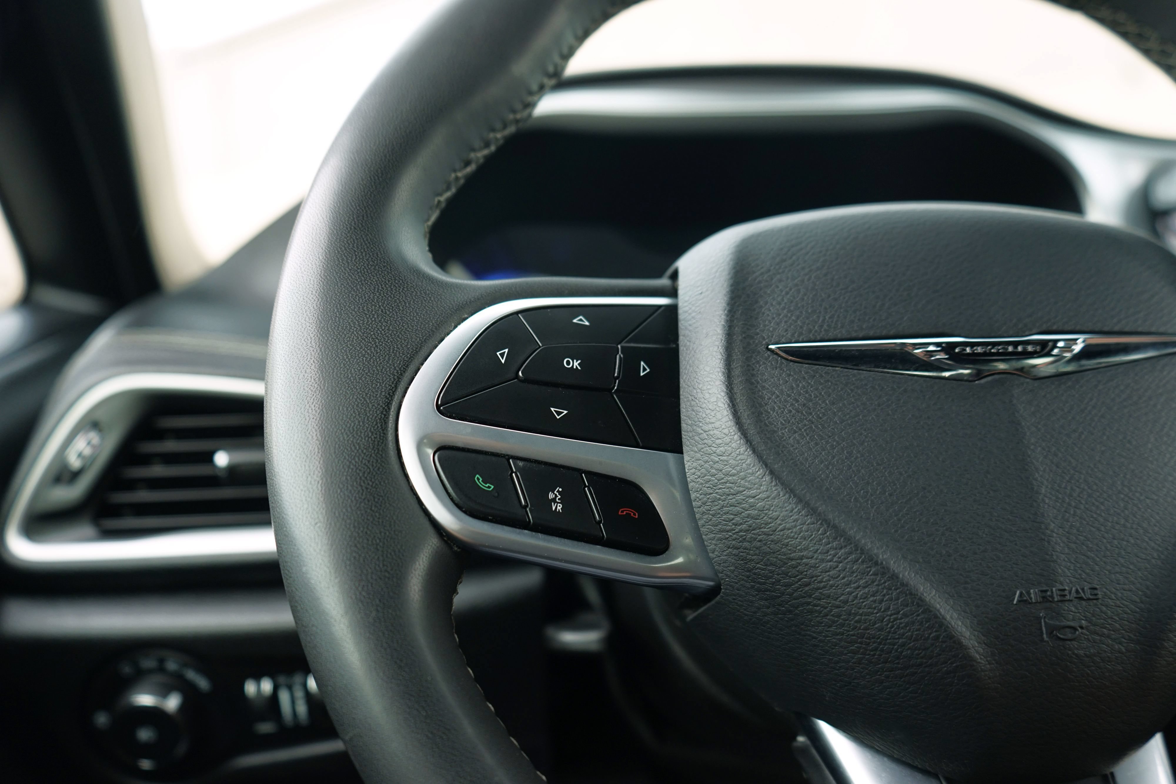 Used 2021 Chrysler Pacifica Touring-L w/ Uconnect Theater Family Group FWD image 16