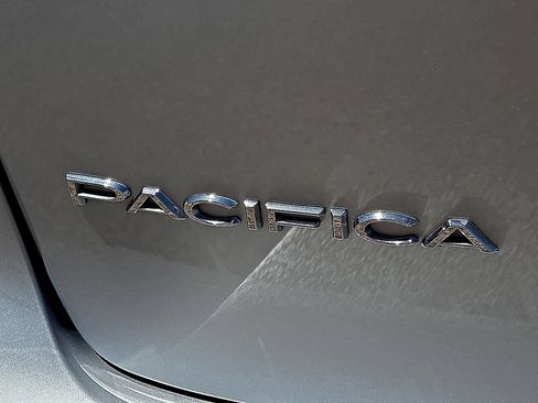 Used 2024 Chrysler Pacifica Touring-L FWD image 16