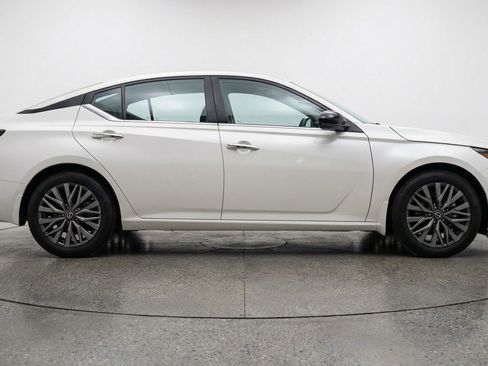 Used 2025 Nissan Altima 2.5 SV FWD image 11