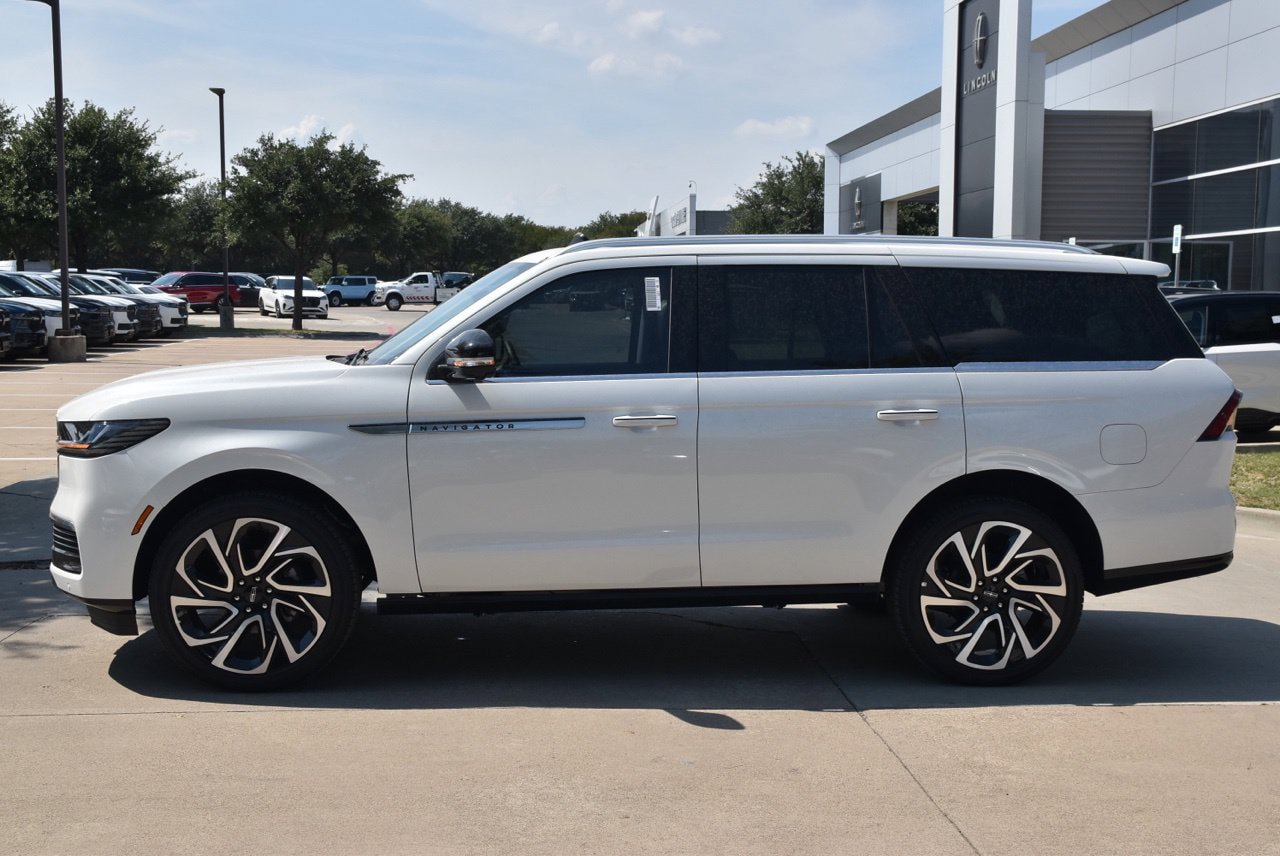 New 2027 Lincoln Navigator Reserve AWD/4WD image 11