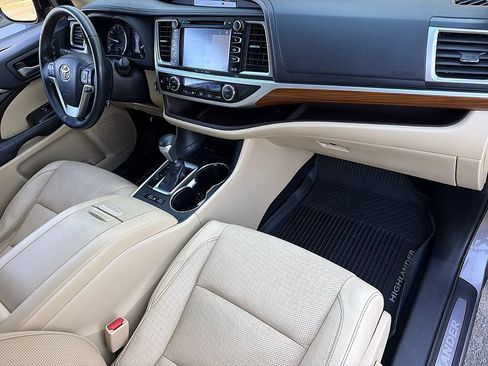 Used 2018 Toyota Highlander Limited FWD image 27