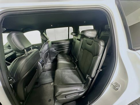 Used 2023 Jeep Grand Cherokee L Laredo image 27