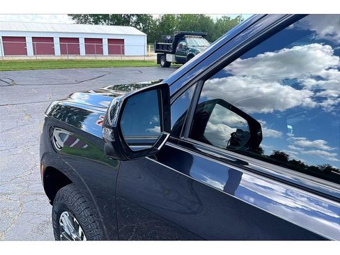 Used 2026 Chevrolet Tahoe Z71 AWD/4WD image 31