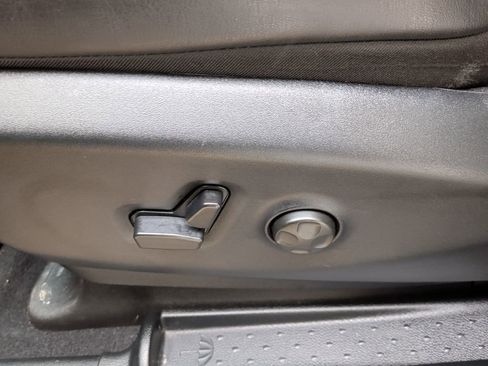 Used 2025 Chrysler Pacifica Limited w/ Uconnect Theater Family Group image 23