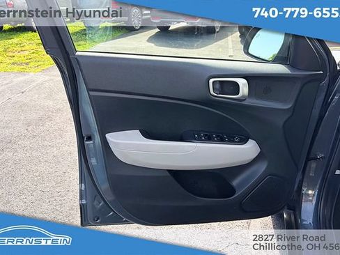 Used 2024 Hyundai Venue SEL FWD image 14