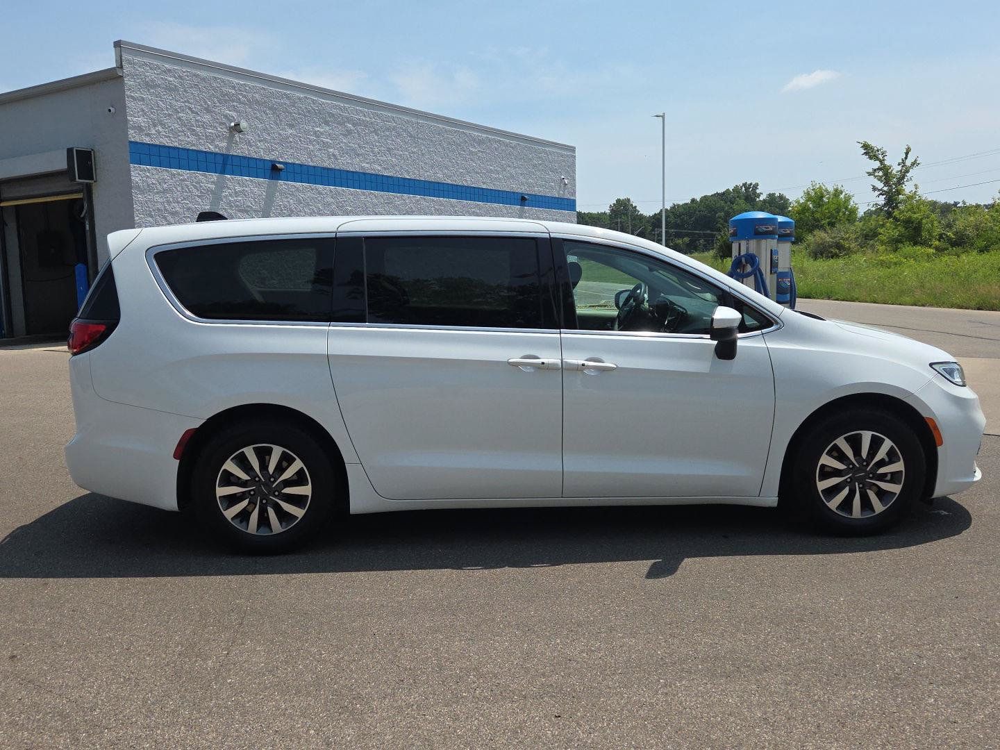 Used 2023 Chrysler Pacifica Touring-L FWD image 8