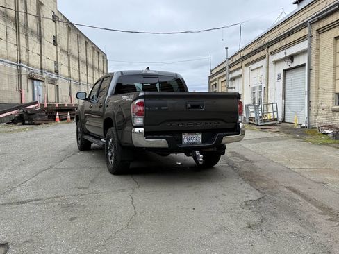 Used 2020 Toyota Tacoma TRD Off-Road w/ Blackout Package image 7