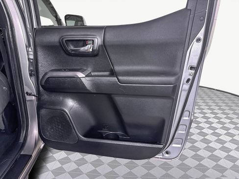 Used 2017 Toyota Tacoma TRD Sport image 28