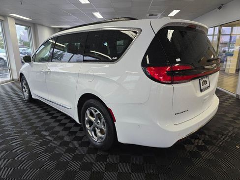 Used 2022 Chrysler Pacifica Limited image 6