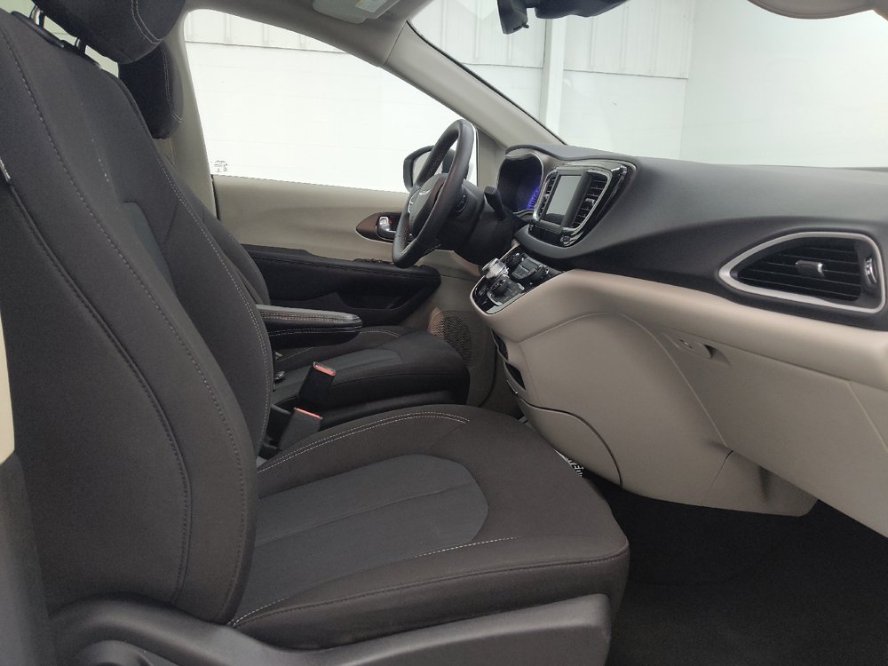 Used 2023 Chrysler Voyager LX FWD image 21