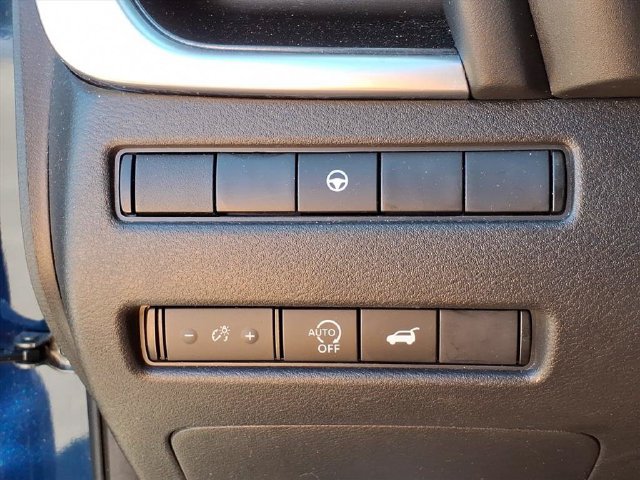 Used 2025 Nissan Rogue SV AWD/4WD image 19