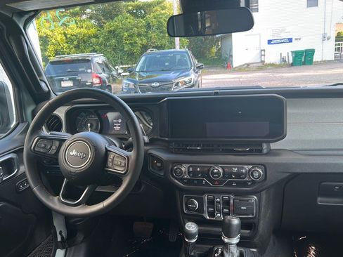 Used 2024 Jeep Wrangler Unlimited w/ Convenience Group image 11