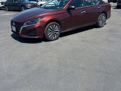 Used 2025 Nissan Altima 2.5 SV AWD/4WD image 1
