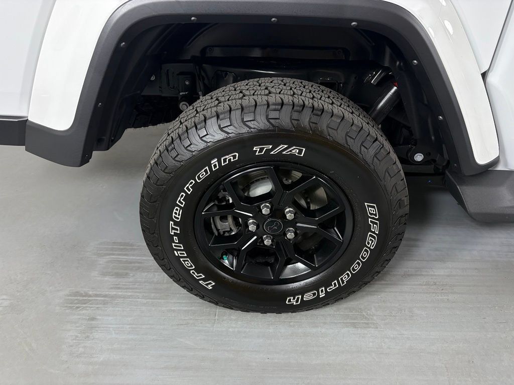 Used 2025 Jeep Gladiator Sport AWD/4WD image 11