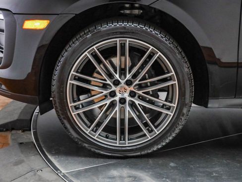 Certified 2025 Porsche Macan image 10