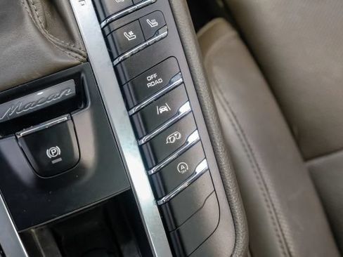 Used 2018 Porsche Macan Sport Edition AWD/4WD image 35