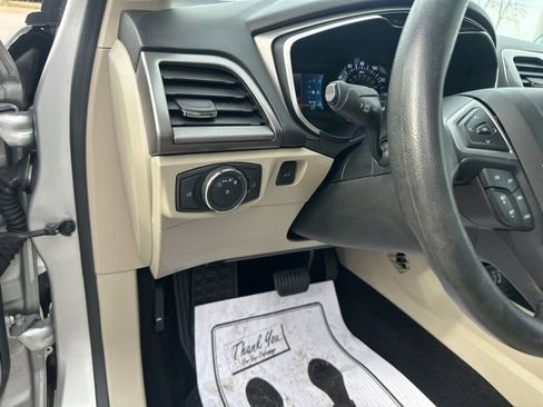 Used 2019 Ford Fusion SE image 30