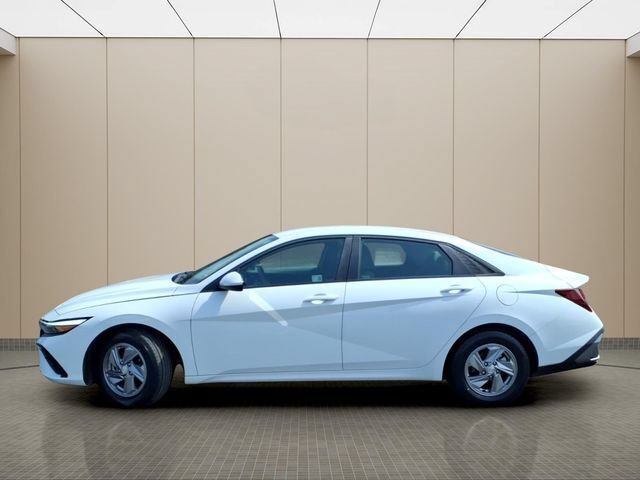 Used 2025 Hyundai Elantra SE FWD image 13