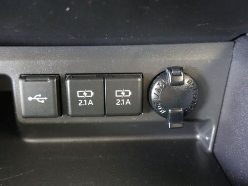 Used 2021 Toyota Highlander XLE AWD/4WD image 18