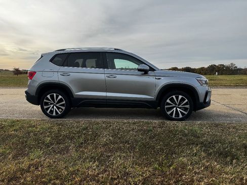 Used 2024 Volkswagen Taos SE image 5