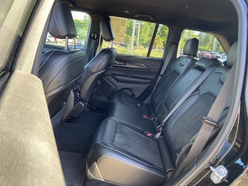 Used 2025 Jeep Grand Cherokee Altitude AWD/4WD image 16