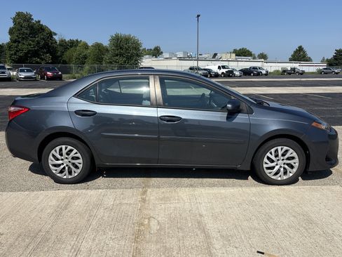 Used 2017 Toyota Corolla LE w/ Carpet Mat Package (TMS) FWD image 3