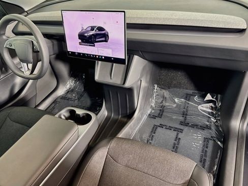 Used 2026 Tesla Model Y AWD image 25