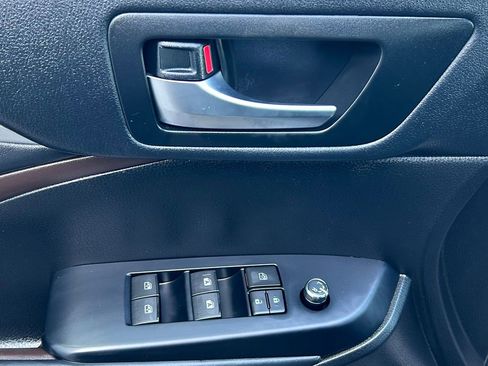 Used 2019 Toyota Highlander XLE AWD/4WD image 9