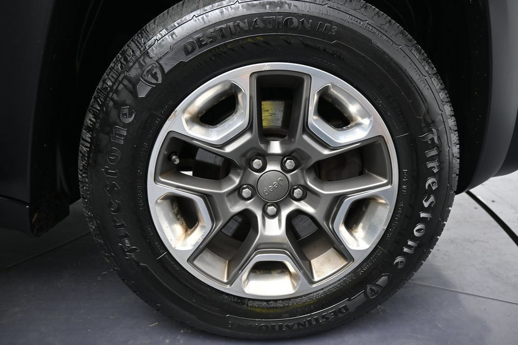 Used 2019 Jeep Cherokee Trailhawk w/ Cold Weather Group AWD/4WD image 31