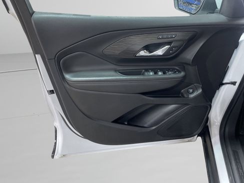 Used 2024 GMC Terrain SLT image 13